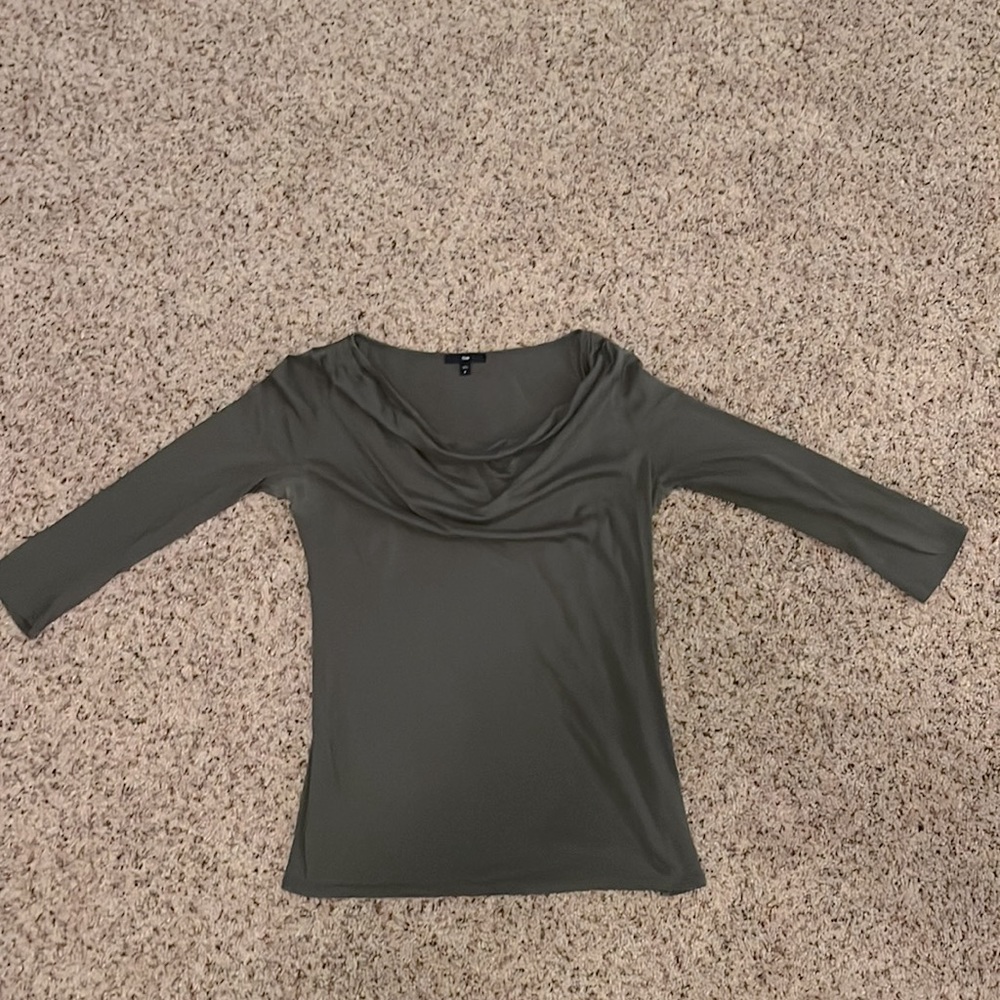 Women’s scoop neck 3/4 sleeve. Gap size medium in grey